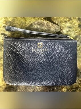 kate spade black pebbled leather wristlet with gold logo